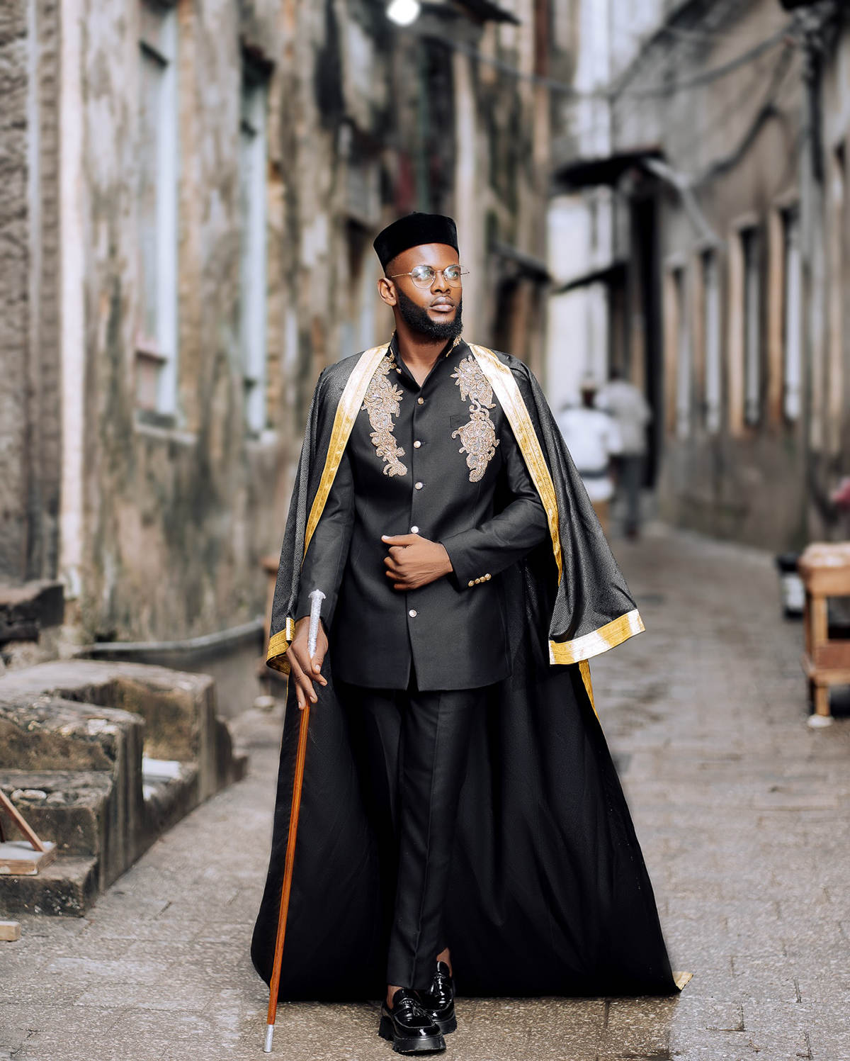 Customized 3 Pieces Groom Wedding Suits Beadeds Appliques Pants Blazers With Cape Formal Business Banquet Party Wear