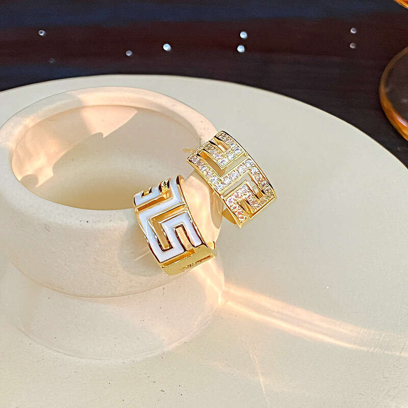 Fashion simple Gold Plated Sier Needle Asymmetric Simple Geometric C shaped Light High end Sense Stud Earrings Elegant Hollow out Ear Jewelry