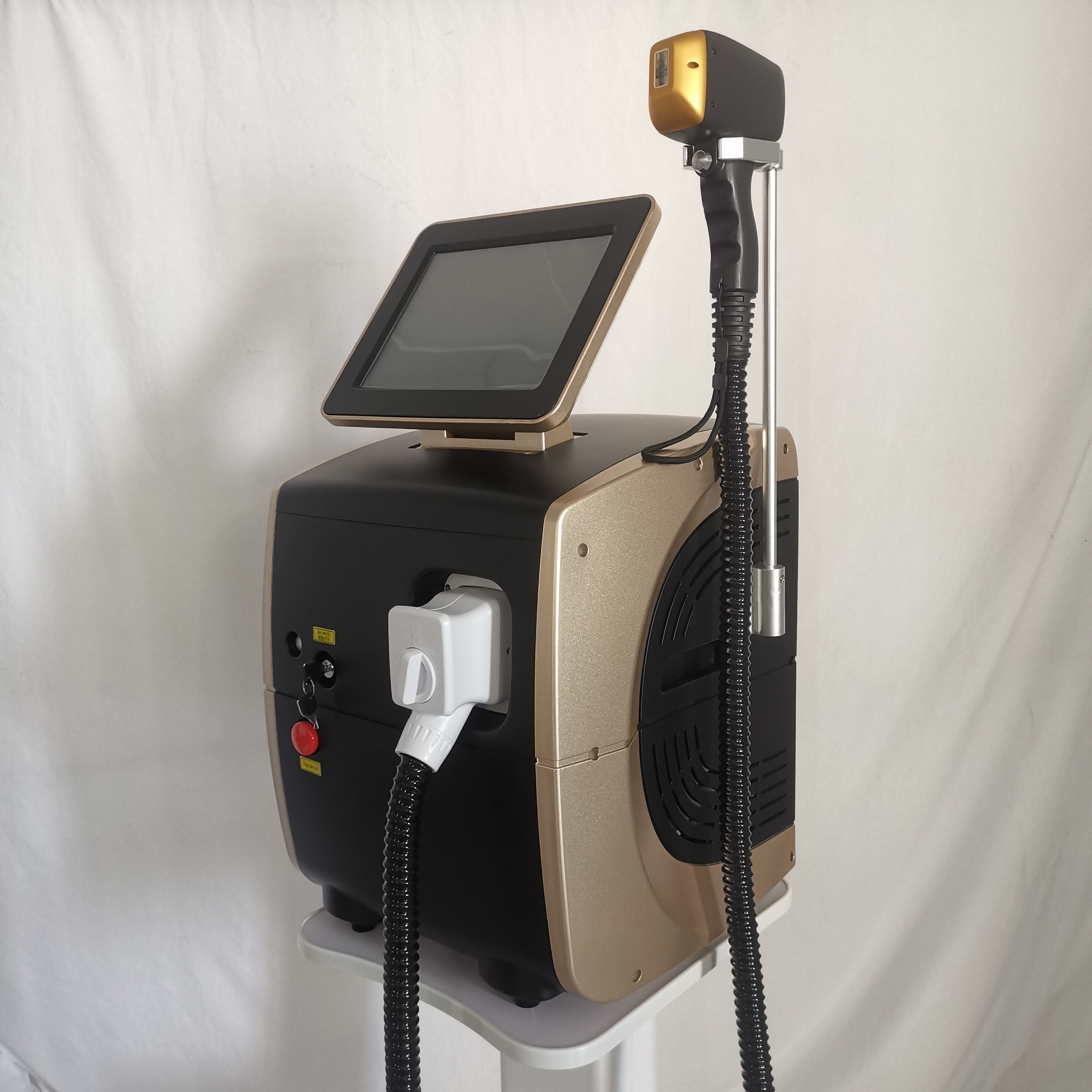 Ice titanium diode laser safe and painless 3-wavelength semiconductor laser system, used to eliminate excess hair in the armpits and rejuvenate the sk
