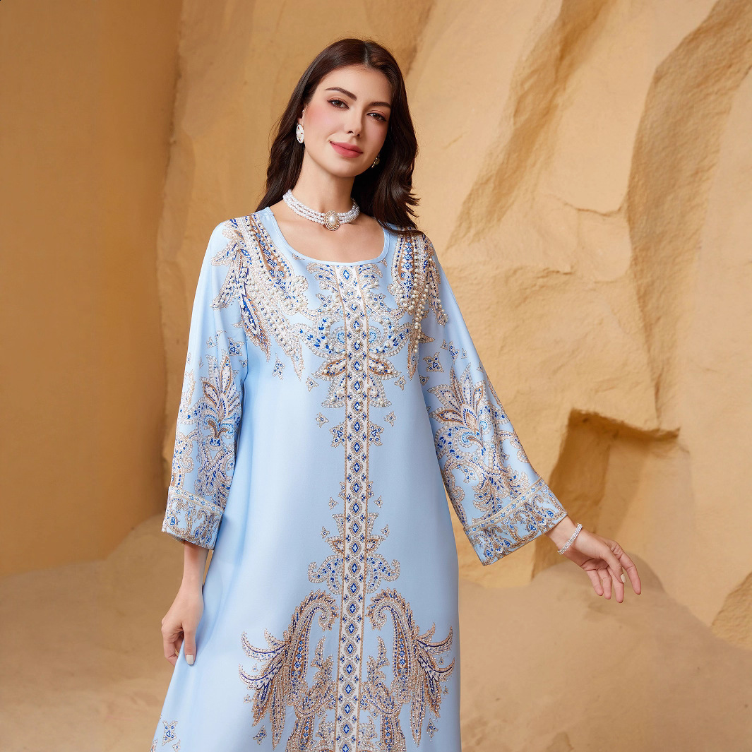 ZD011 Dubai INS Muslim Womens Long Robe Beaded Print Dress Round Neck Slim Abaya 210522