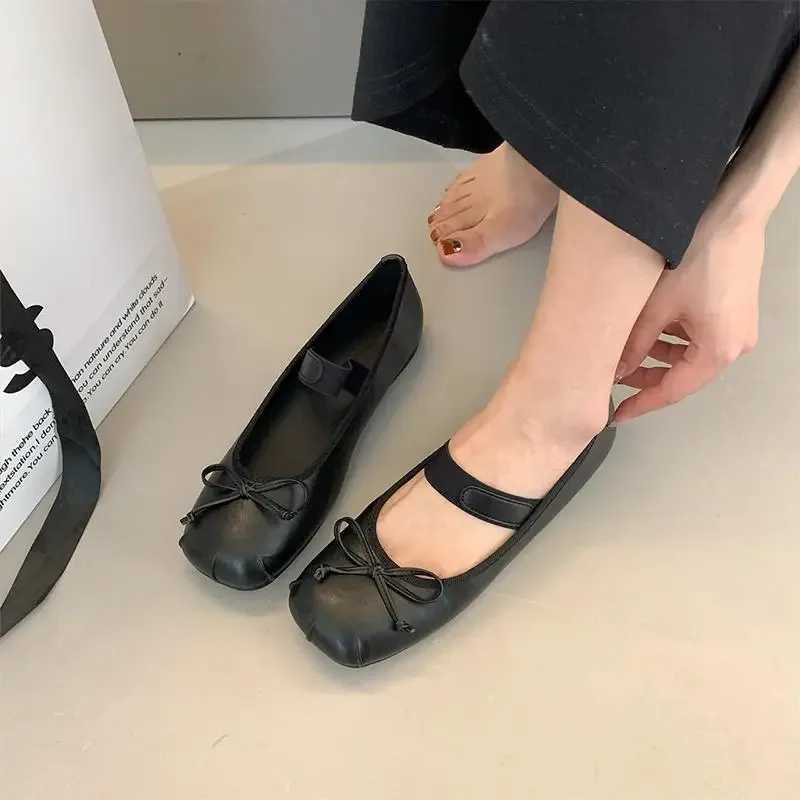 Gentle Style Flat Bott Satin Ballet Slippers 2024 New Autumn Shallow Water Boat Mary Jewelry Wens Shoes Y250823