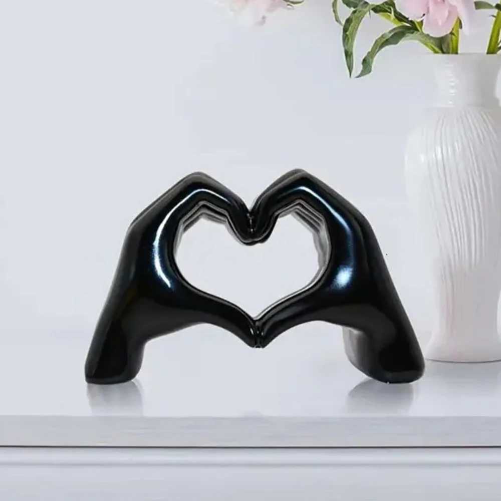 Resin Love Gesture Sculpture Desktop Decoration Sculpture Doll Nordic Light Luxury Crafts Office Home Decoration Y250823