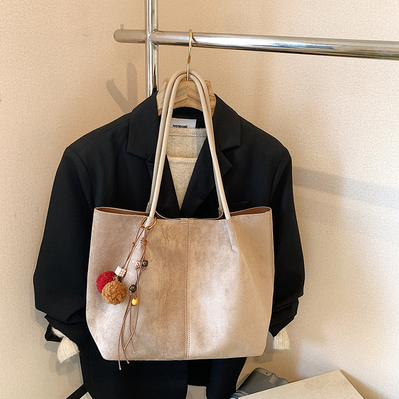 Women's soft leather handbag, top of the line handbag, casual chic style, daily essential, simple and fashionable design, women's handbag sh