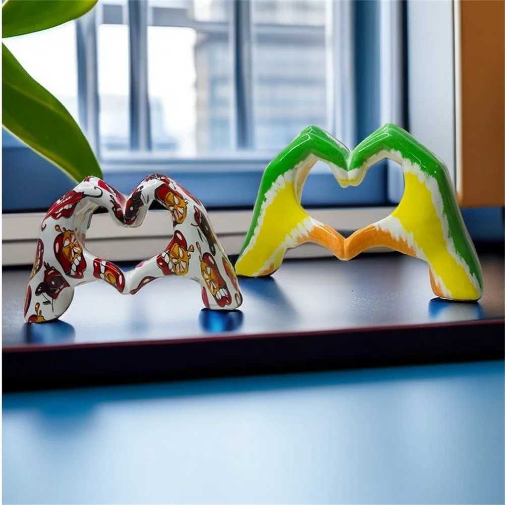 Personzed Heart Gesture Resin Statue Home Decoration Modern Art Hand Love Abstract Figurines Sculpture Wedding Desktop Decor Y250823