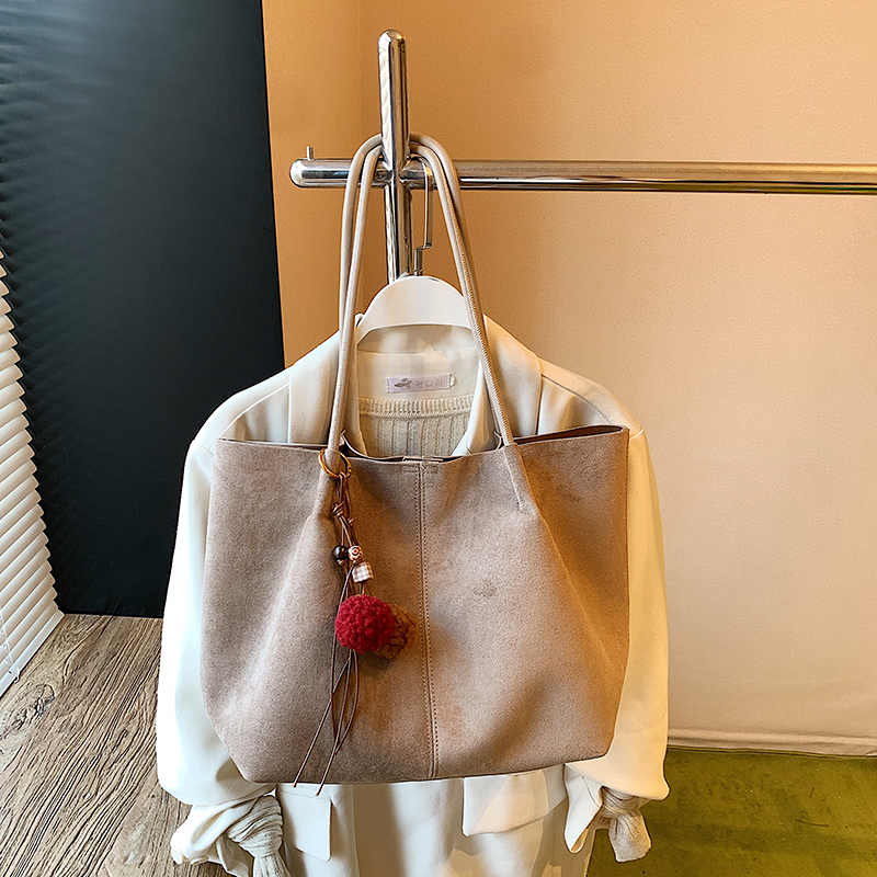 Women's soft leather handbag, top of the line handbag, casual chic style, daily essential, simple and fashionable design, women's handbag sh