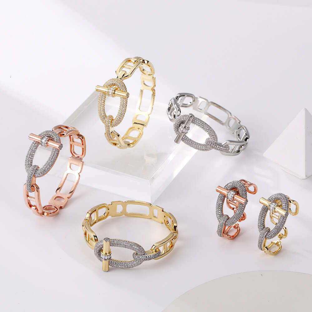 Fashion simple elegant luxury jewelry Luxury Bracelet Classic Bracelet for Women Cuff copper Bangle Designer Cuff Jewelry Woman Party Gift bangle