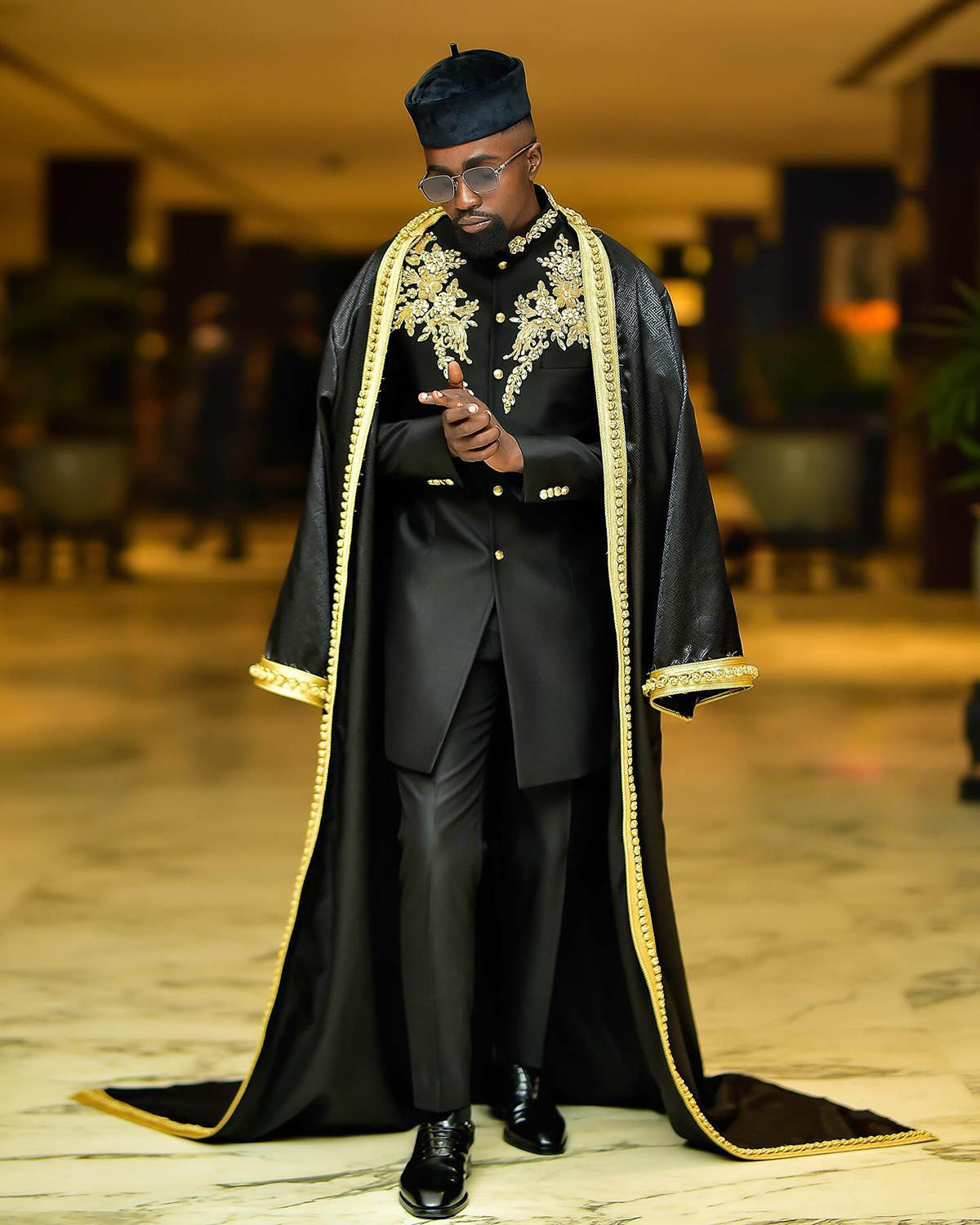 Customized 3 Pieces Groom Wedding Suits Beadeds Appliques Pants Blazers With Cape Formal Business Banquet Party Wear