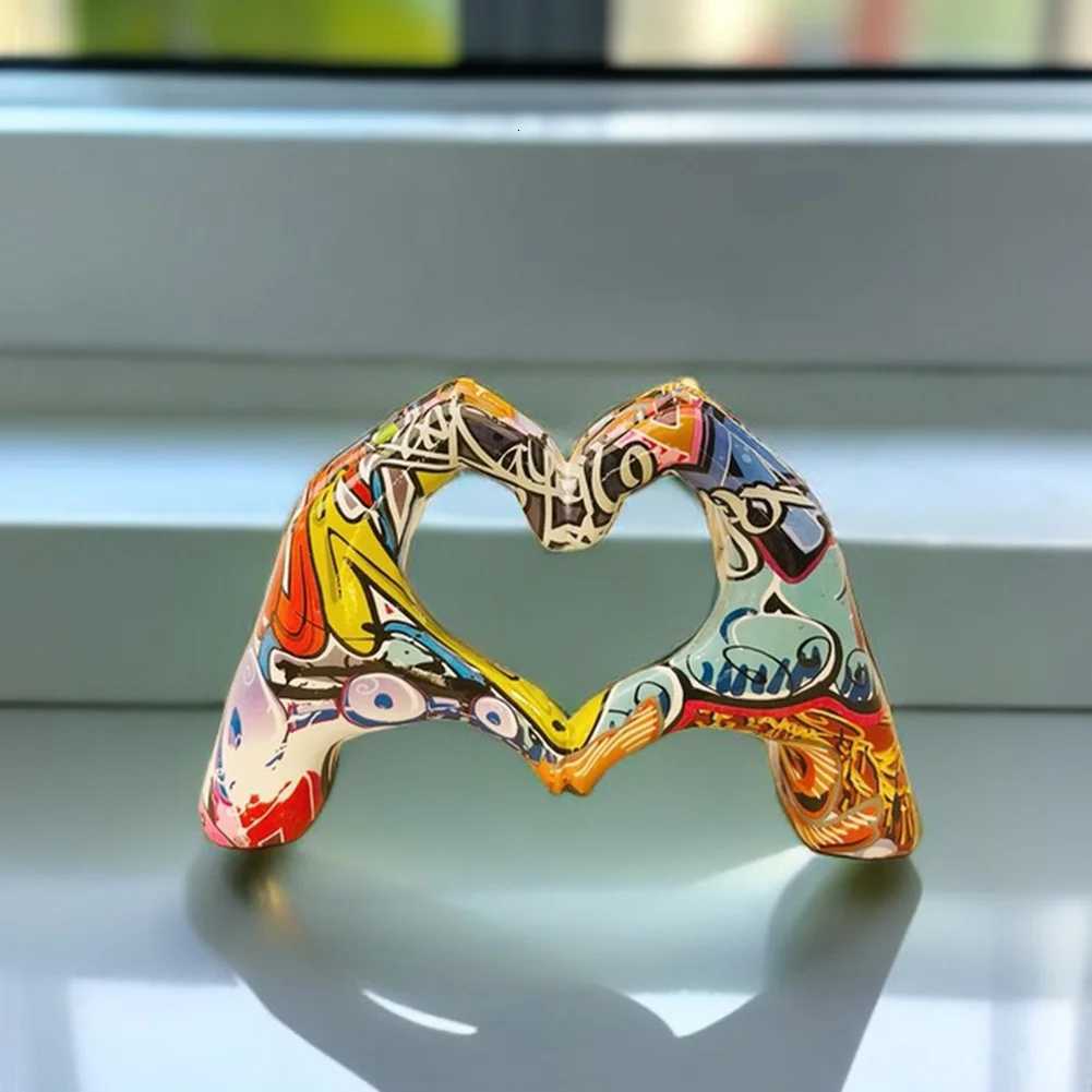 Personzed Heart Gesture Resin Statue Home Decoration Modern Art Hand Love Abstract Figurines Sculpture Wedding Desktop Decor Y250823