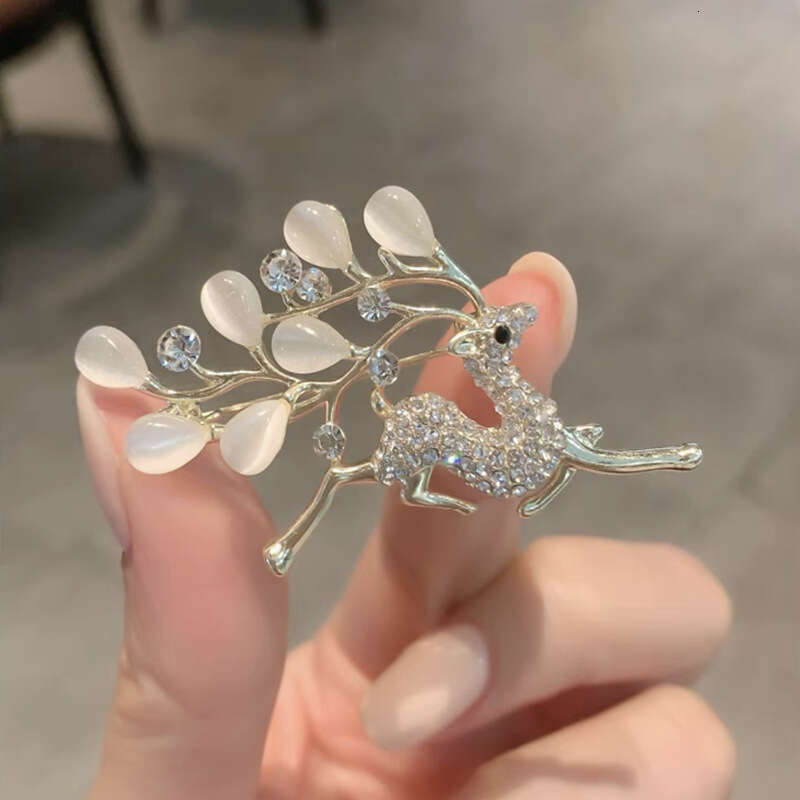 High-Quality Accessories Pins Brooch Luxury Design Women Small Sweet Wind Brooches Pearl Suit Pin Jewelry Clothing Decoration