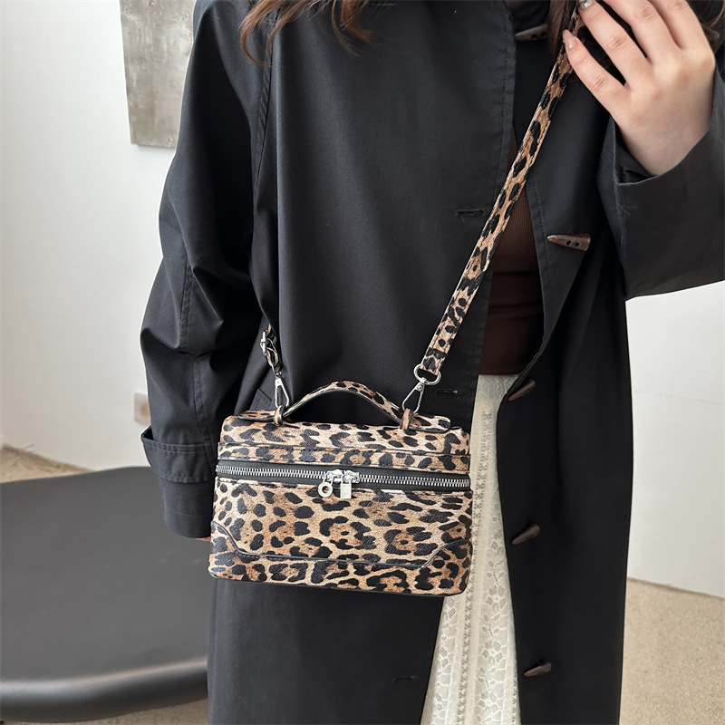 2025 Early Spring Free Delivery To Your Door Luxury Bag Handheld Leopard Print Box Square Bag Retro Trendy Storage Bag Single Shoulder Crossbody Bag D