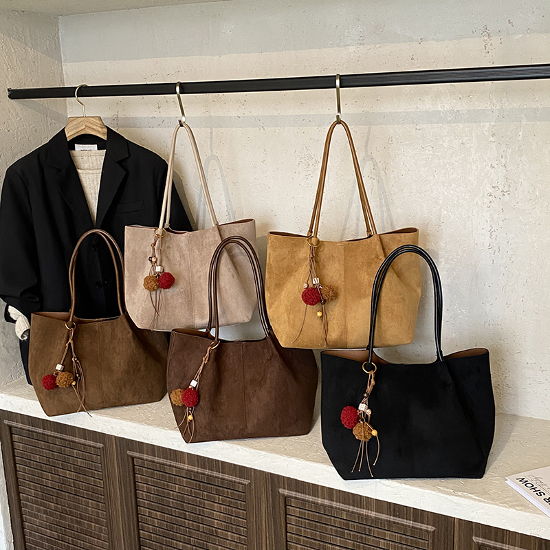 Women's soft leather handbag, top of the line handbag, casual chic style, daily essential, simple and fashionable design, women's handbag sh