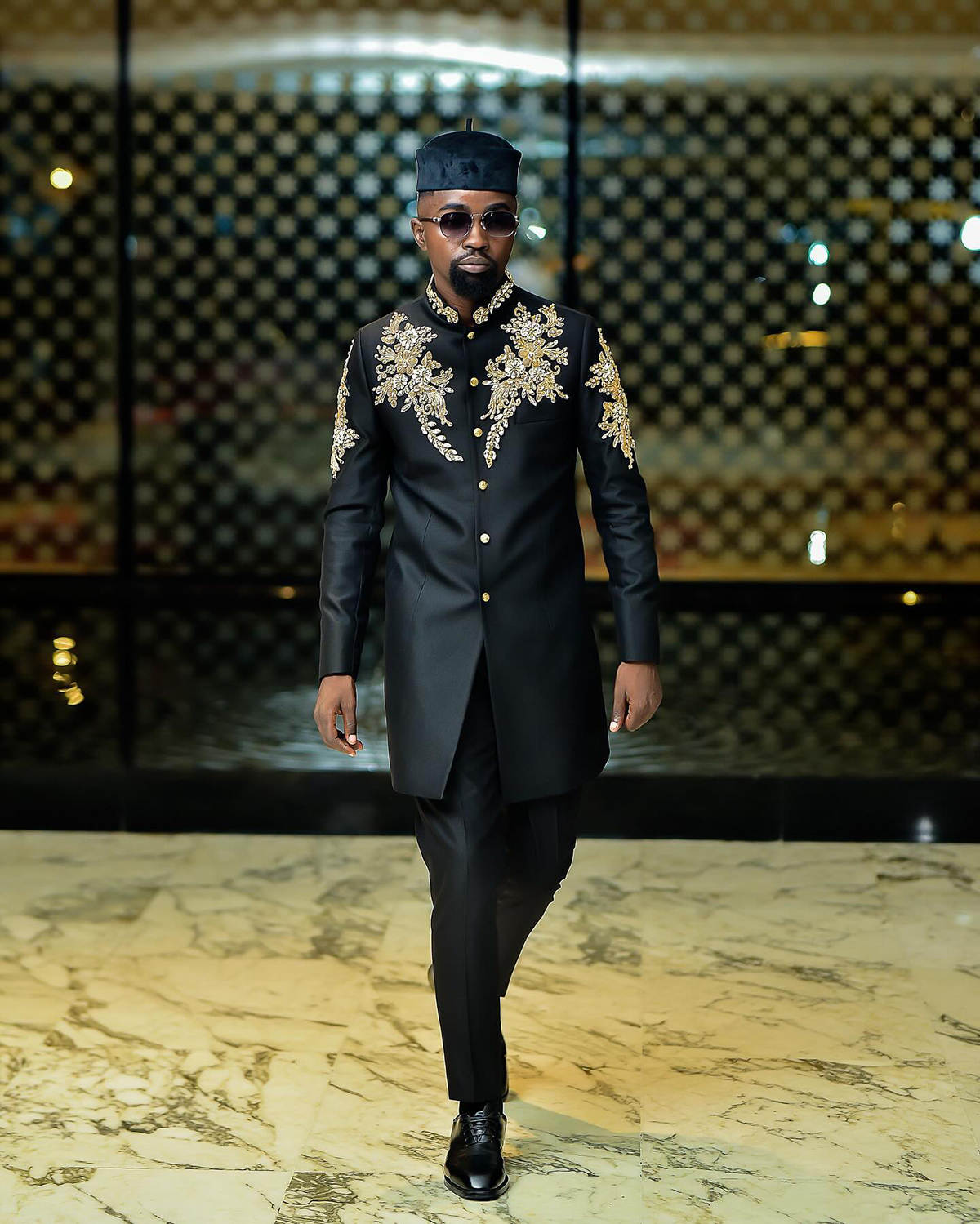 Customized 3 Pieces Groom Wedding Suits Beadeds Appliques Pants Blazers With Cape Formal Business Banquet Party Wear