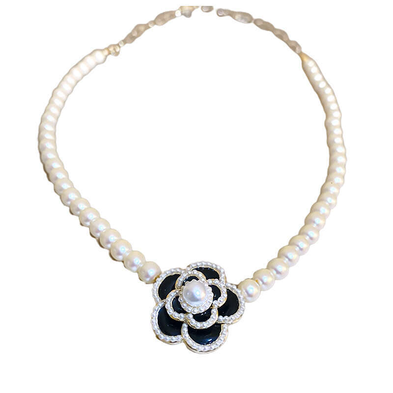 Luxury Gift Pearl Necklace New Autumn Vintage Design Gifts JewelryCharm Womens Pendant Necklace Love Gold Plated Necklace Classic