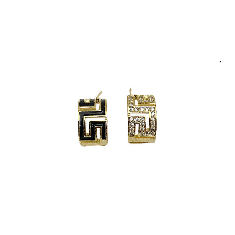Fashion simple Gold Plated Sier Needle Asymmetric Simple Geometric C shaped Light High end Sense Stud Earrings Elegant Hollow out Ear Jewelry
