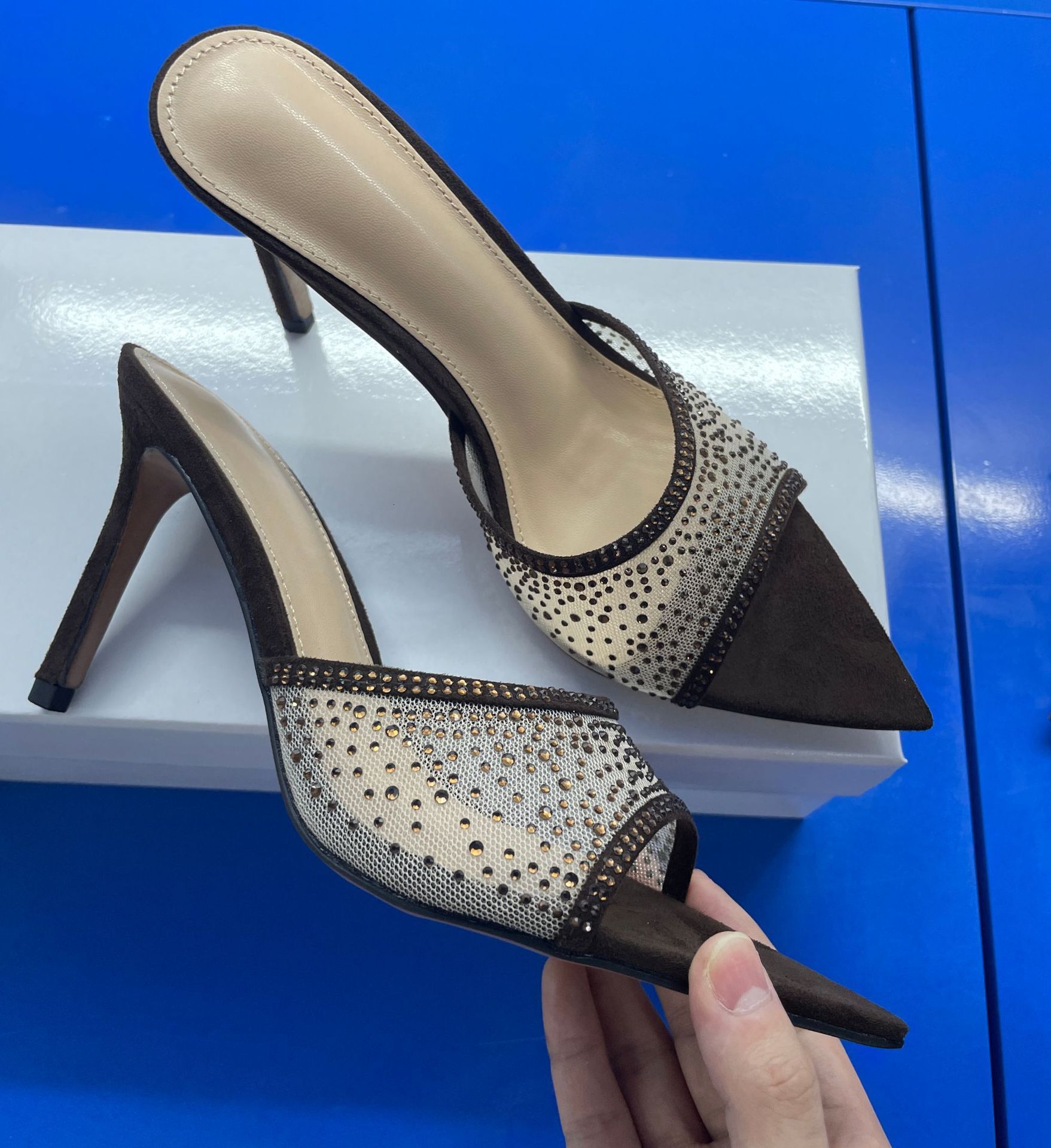 Designer 2025 Summer New Style One-Strap Thin Heel High Heel Slippers for Women Suede Pointed Toe Fashionable Outdoor Sandals 15