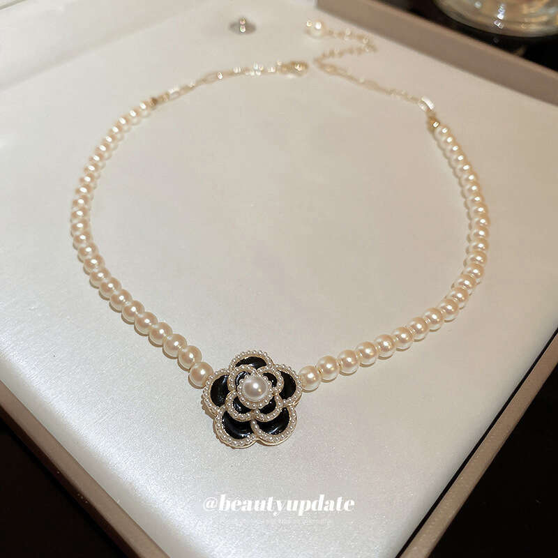 Luxury Gift Pearl Necklace New Autumn Vintage Design Gifts JewelryCharm Womens Pendant Necklace Love Gold Plated Necklace Classic