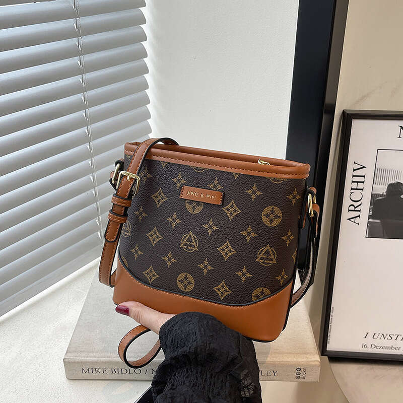 designer bag Luxury tote bag underarm shoulder bag 2025 new Fashion Leather bag women's mini handbag chain bag crossbody bags