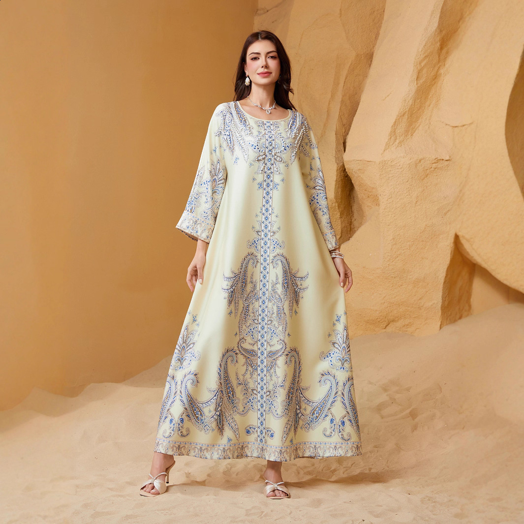 ZD011 Dubai INS Muslim Womens Long Robe Beaded Print Dress Round Neck Slim Abaya 210522