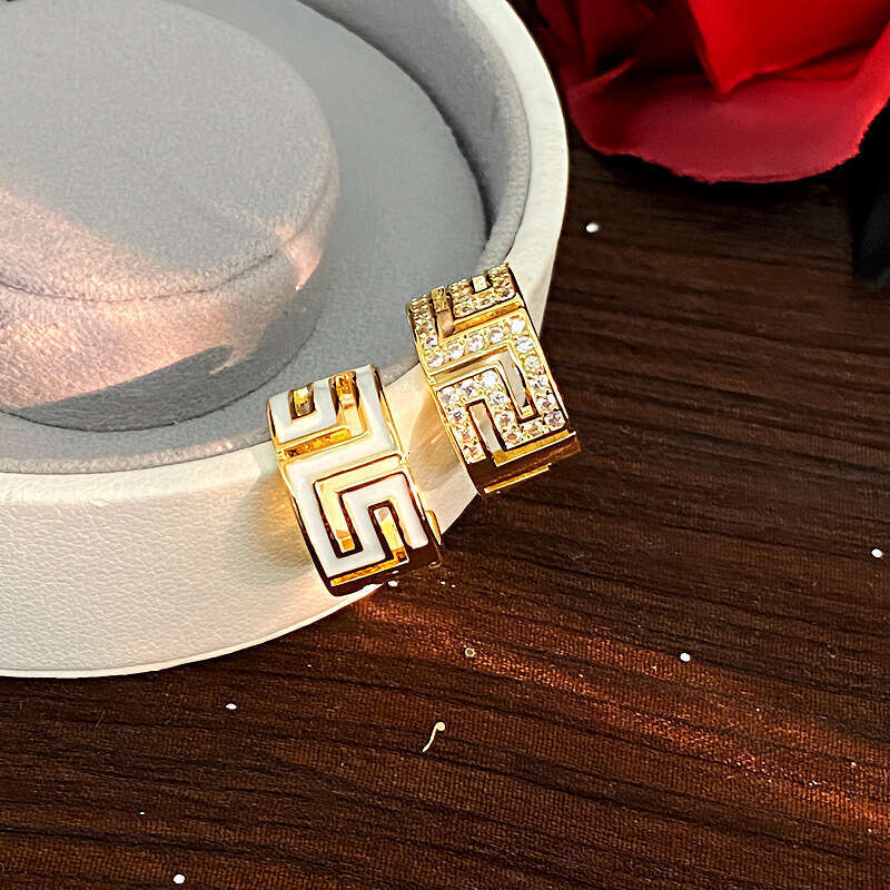 Fashion simple Gold Plated Sier Needle Asymmetric Simple Geometric C shaped Light High end Sense Stud Earrings Elegant Hollow out Ear Jewelry