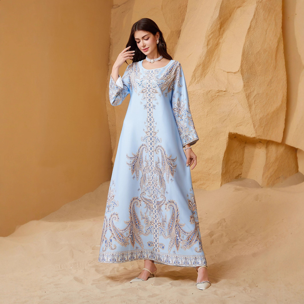 ZD011 Dubai INS Muslim Womens Long Robe Beaded Print Dress Round Neck Slim Abaya 210522