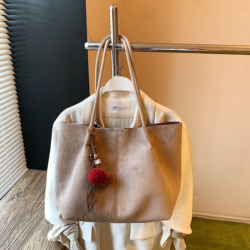 Women's soft leather handbag, top of the line handbag, casual chic style, daily essential, simple and fashionable design, women's handbag sh