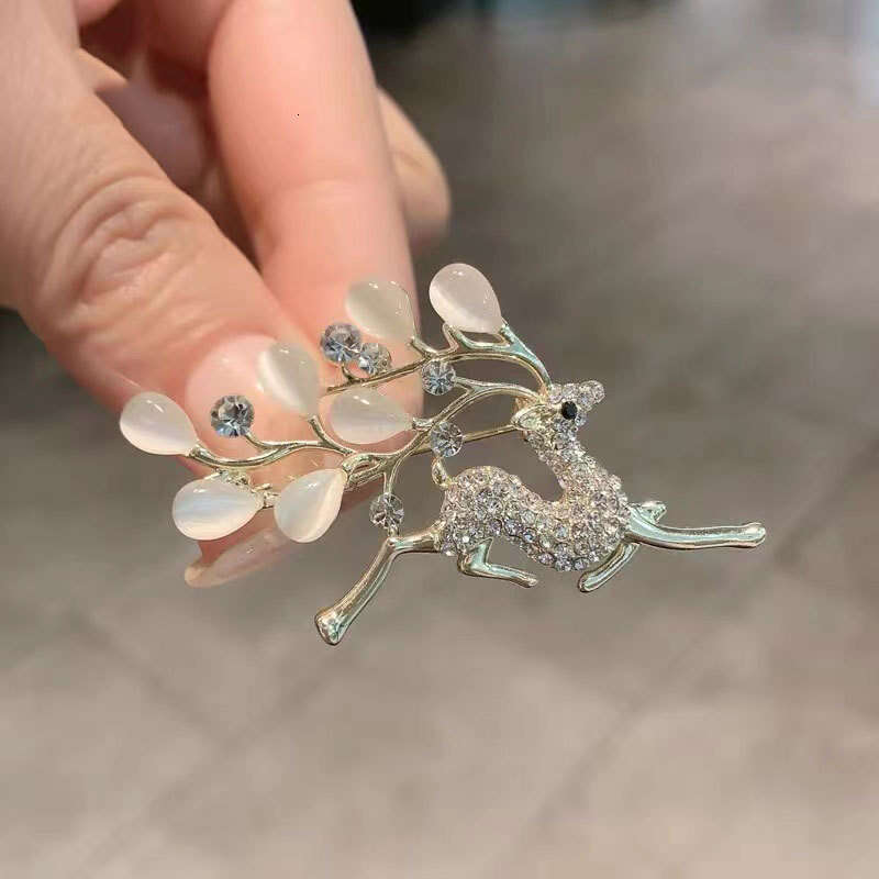 High-Quality Accessories Pins Brooch Luxury Design Women Small Sweet Wind Brooches Pearl Suit Pin Jewelry Clothing Decoration