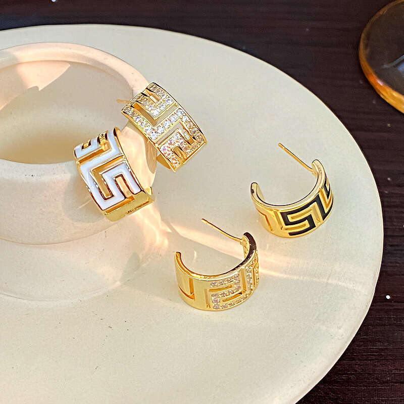 Fashion simple Gold Plated Sier Needle Asymmetric Simple Geometric C shaped Light High end Sense Stud Earrings Elegant Hollow out Ear Jewelry