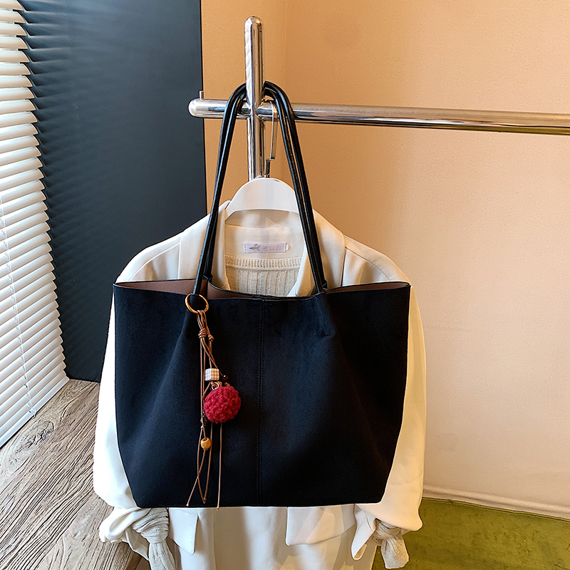 Women's soft leather handbag, top of the line handbag, casual chic style, daily essential, simple and fashionable design, women's handbag sh