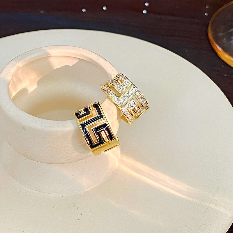 Fashion simple Gold Plated Sier Needle Asymmetric Simple Geometric C shaped Light High end Sense Stud Earrings Elegant Hollow out Ear Jewelry