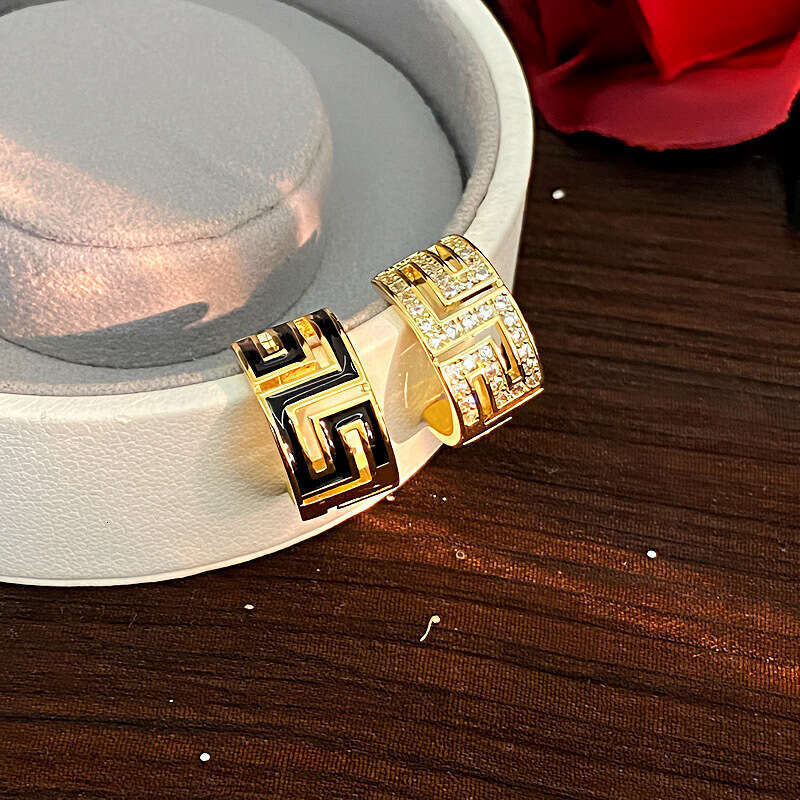 Fashion simple Gold Plated Sier Needle Asymmetric Simple Geometric C shaped Light High end Sense Stud Earrings Elegant Hollow out Ear Jewelry