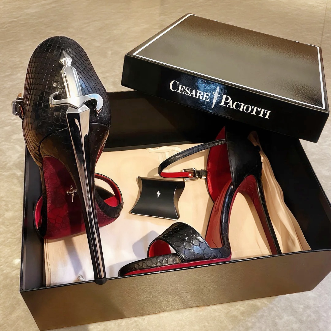 DHgate Womens heel Designer High heel Sandal Lady Stiletto dagger heel Sliders slingback suede leather Summer Beach Rhinestones sandale Pumps Luxury wed dress shoe