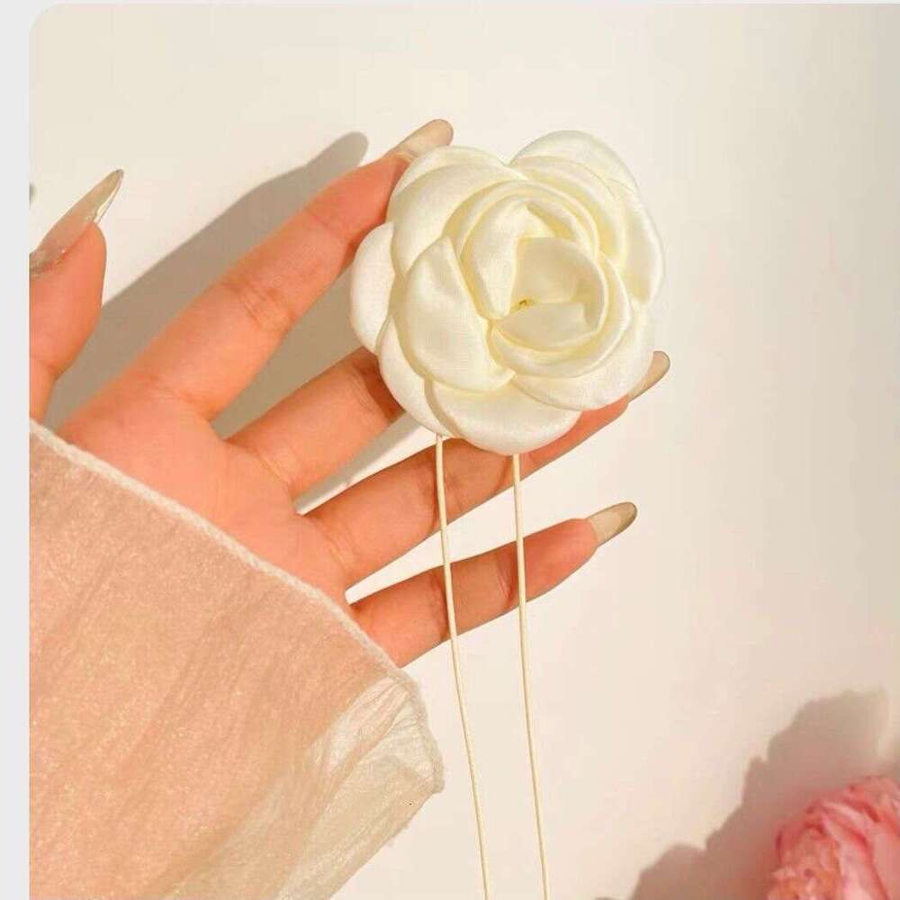 Fashion trends highlevel atmosphere black and white flower necklace Camellia series French small fragrance with versatile choker