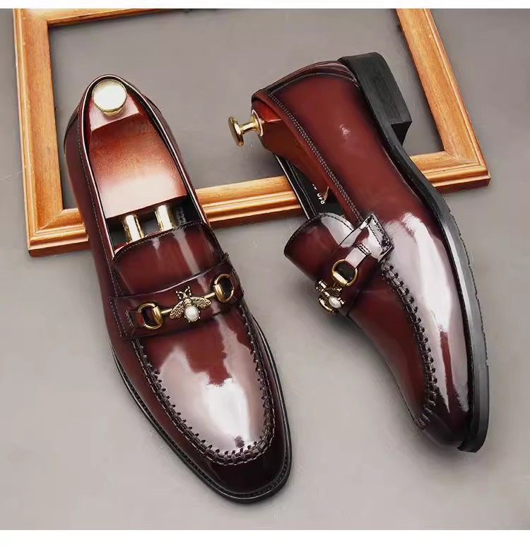 One-foot business leather shoes for men, light luxury high-end lazy foot cover, buckle loafers, made of bright leather, large size