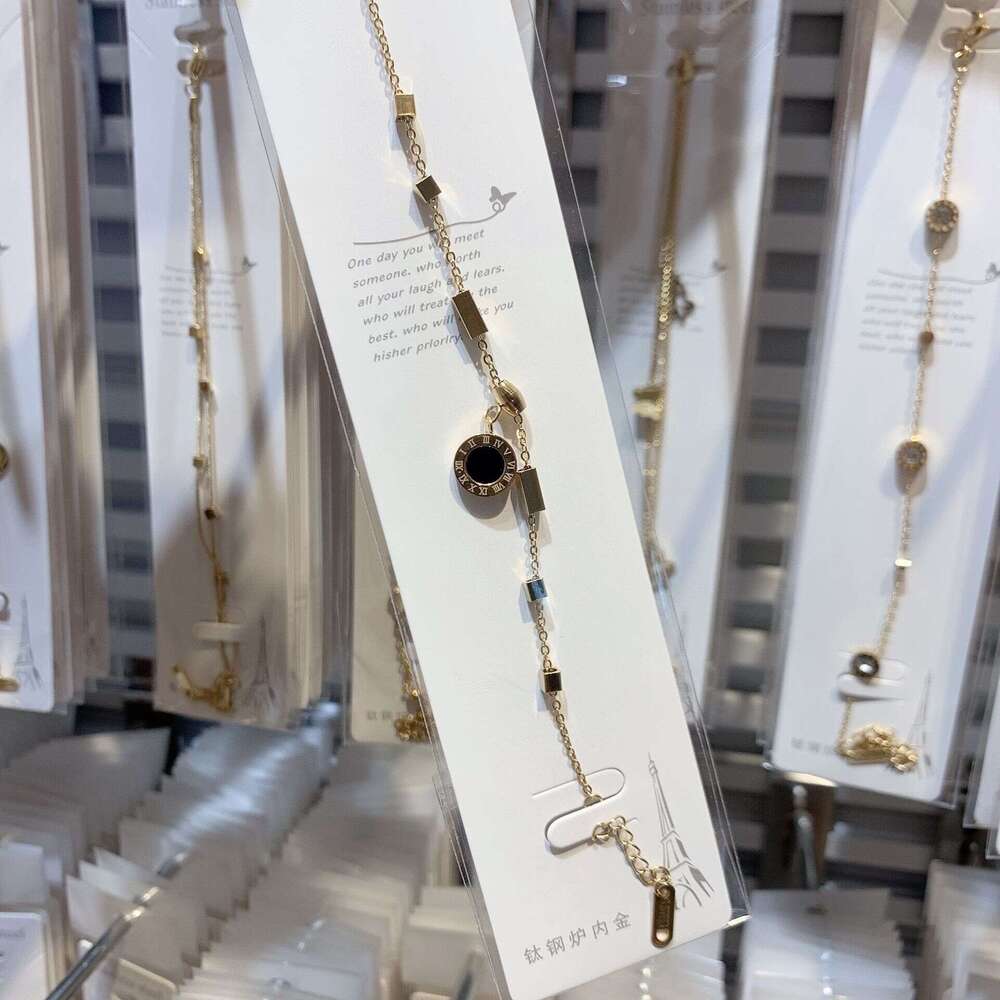 clover necklace Cool Sensation Running Ring Leaf Flower Necklace for Women New Sense Clavicle Exquisite High End Neck Chain