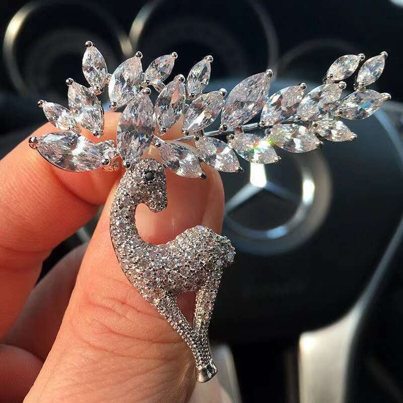 luxury jewelry Natural Freshwater Bright White Pearl Brooch Pendant Dual Purpose Natural White Fritillaria Petal Camellia Corsage