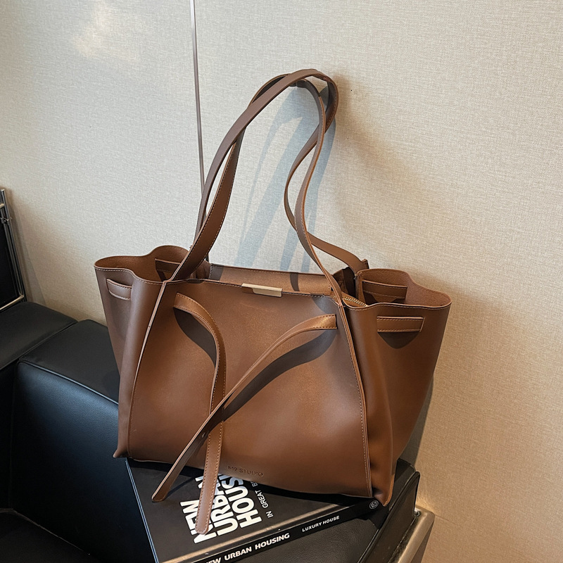 2025 New Versatile Casual Large Capacity Simple Solid Color Tote Bag For Women Retro Luxury Designer Bag Bag High-quality Texture Niche Shoulder Bag