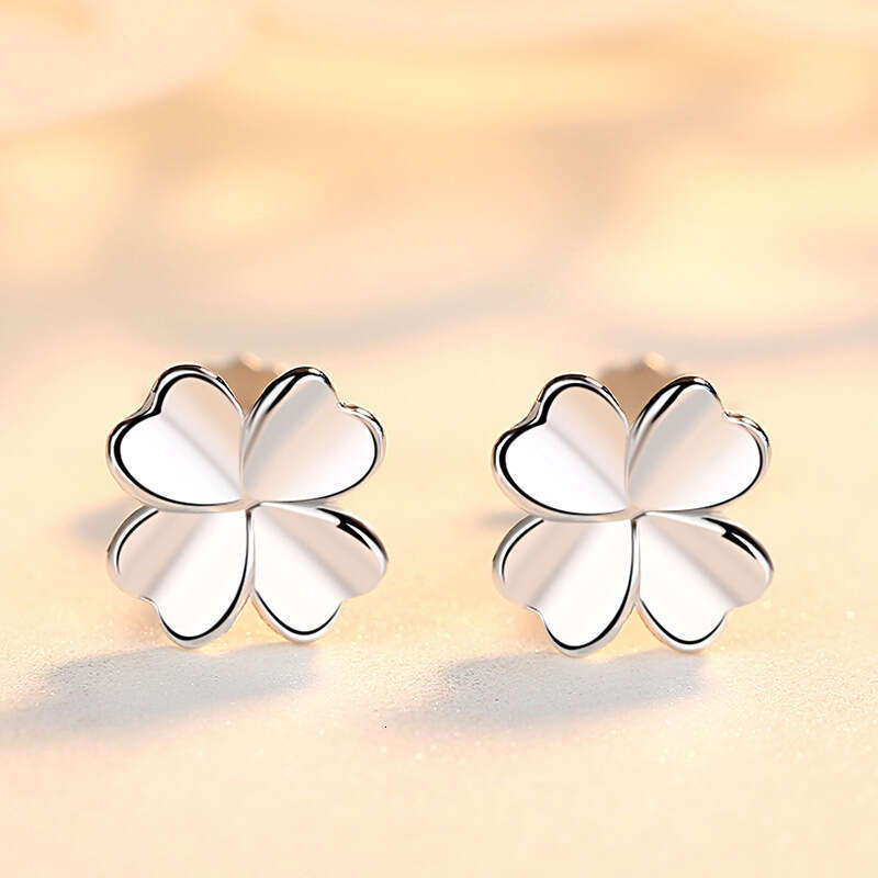 luxury jewelry Pure Sier Smooth Four Leaf Clover for Women Korean Style Hypoallergenic Simple Small Earrings Versatile