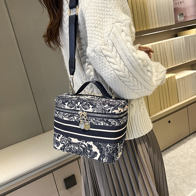 Luxury Brand Designer Bag Large Capacity Makeup Bag Travel Animal Pattern Canvas Embroidery Makeup Organizer Fashion Portable Handheld Toiletry Bag
