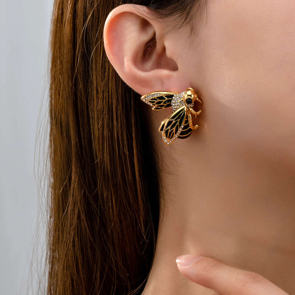 luxury Earrings Vintage Little Bird Bee Leaf Ear Cuff Clip Earrings for Women Trendy Punk Small Carved Rose Shape Earrings