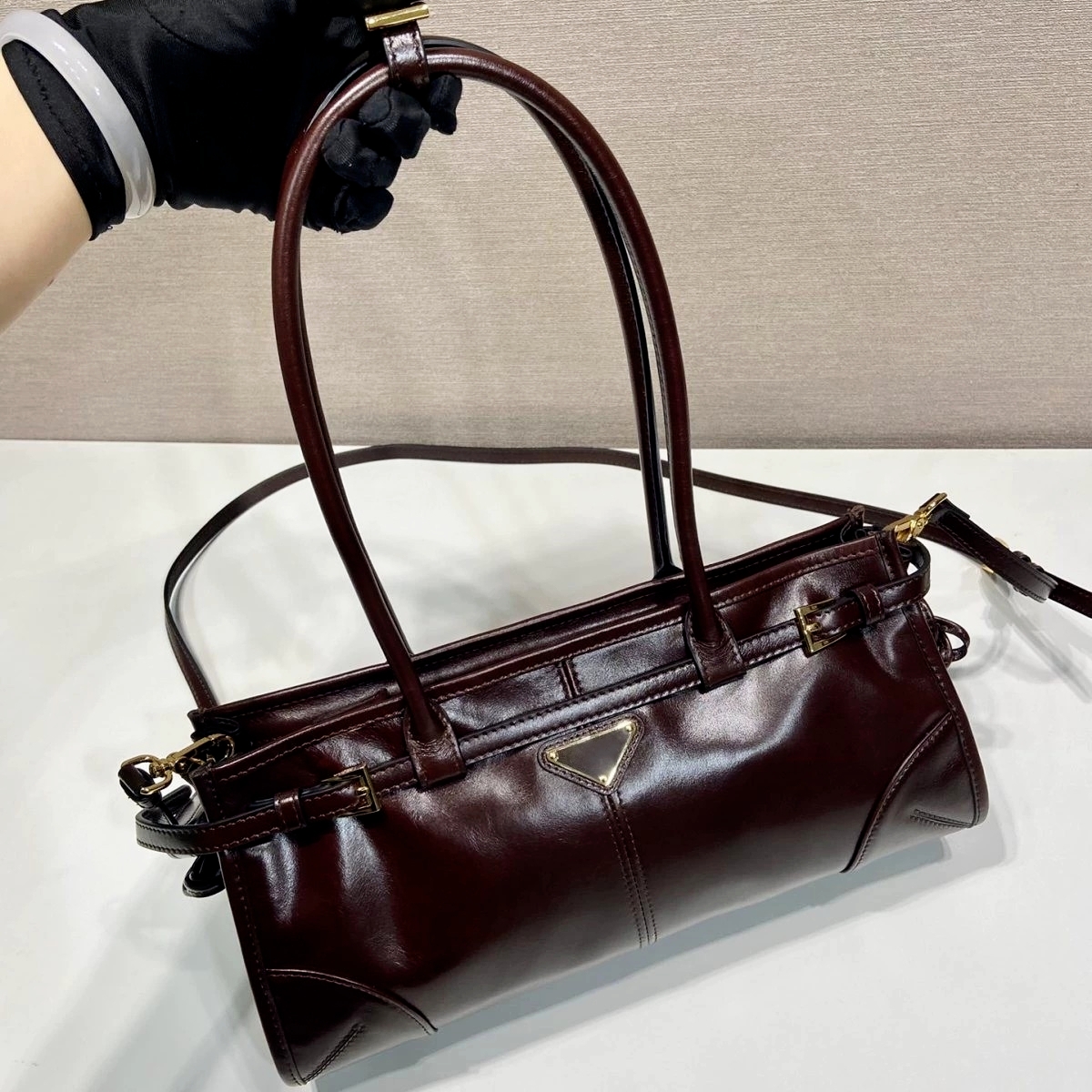 Designer luxury brand top quality French baguette bag, smooth wax leather crossbody bag, gold hardware accessories, metal sequined zipper, fashionable ladies handbag.
