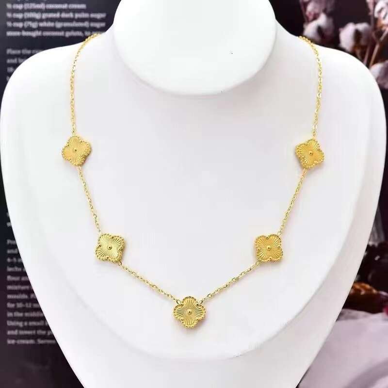 High-end collarbone chain necklace pattern necklace Gold Plated Silver Plated jewelry holiday gifts chain pendant necklace clover necklace