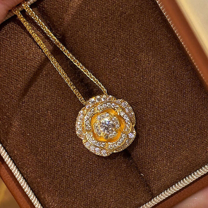 Model Sparkling Full Necklace Beach Lady Pendant Hot selling Ancient Method Rotating Camellia Necklace Diamond Exquisite Small Gold Flower Pendant