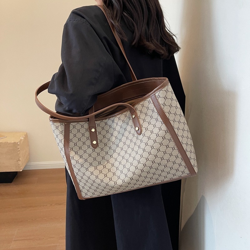 High-quality Commuter Tote Bag 2025 New Free Delivery To Your Door Fashion Large Capacity Single Shoulder Handbag Printed Versatile Designer Bag Tote 