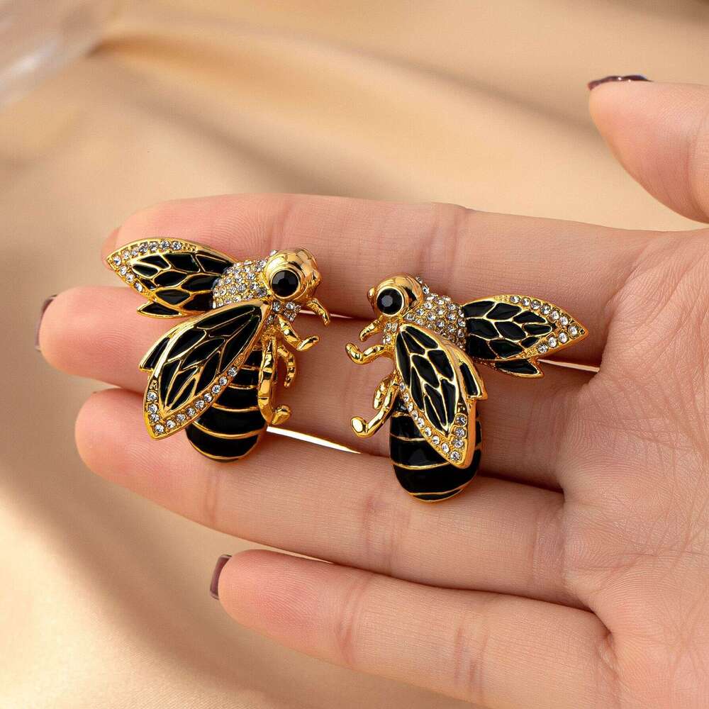 luxury Earrings Vintage Little Bird Bee Leaf Ear Cuff Clip Earrings for Women Trendy Punk Small Carved Rose Shape Earrings