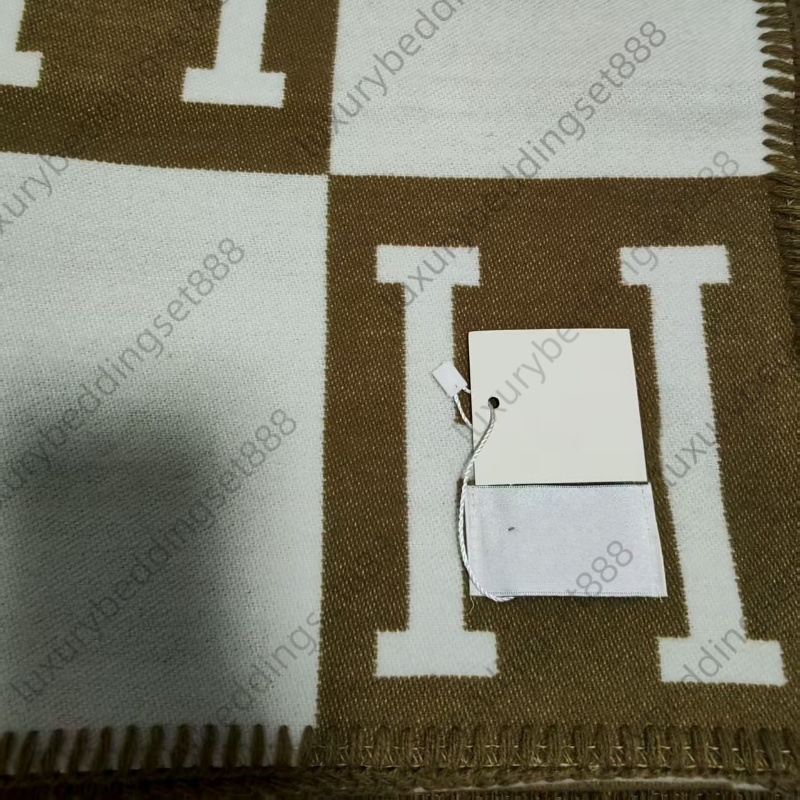 Designer blankets, cashmere and wool blankets, sofa blankets with single letter H, home textiles, office nap air - conditioner blankets, airplane blankets