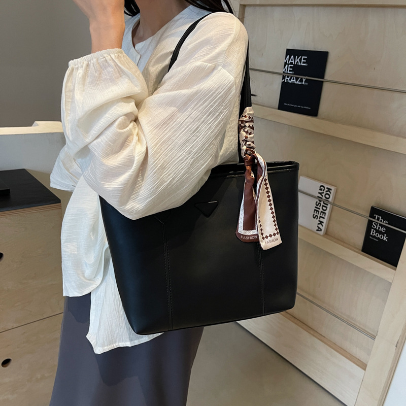 Large Capacity Simple Tote Bag For Women 2025 New Designer Bag Casual Textured Commuter Bag Student Class Luxury Bag Shoulder Bag