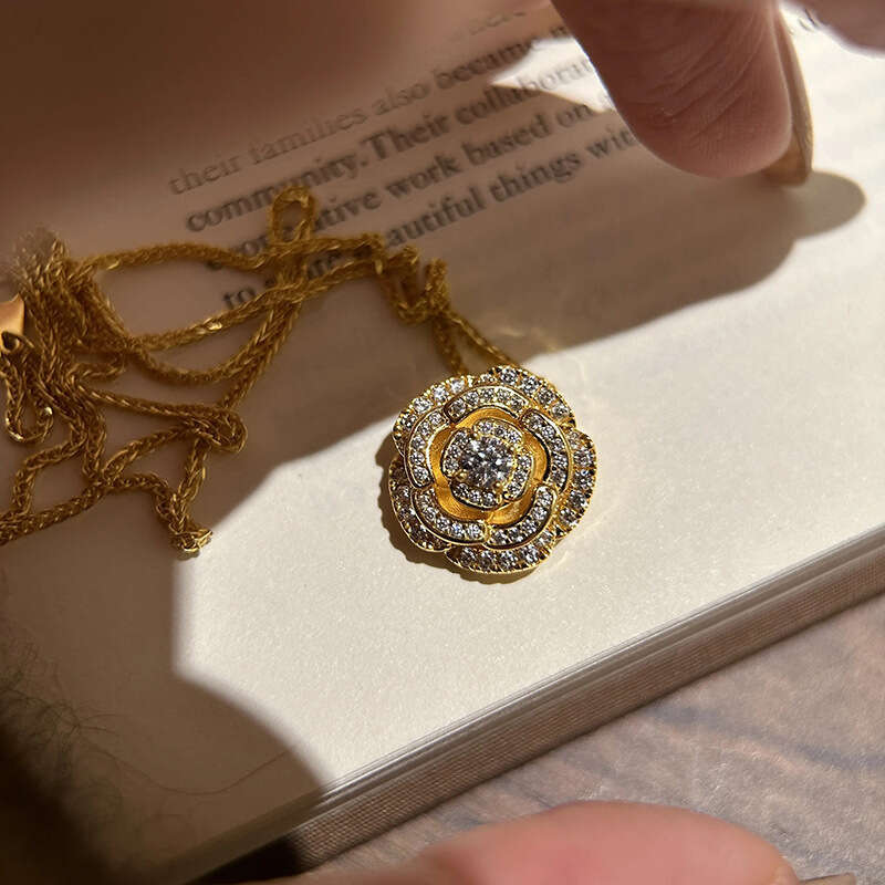 Model Sparkling Full Necklace Beach Lady Pendant Hot selling Ancient Method Rotating Camellia Necklace Diamond Exquisite Small Gold Flower Pendant
