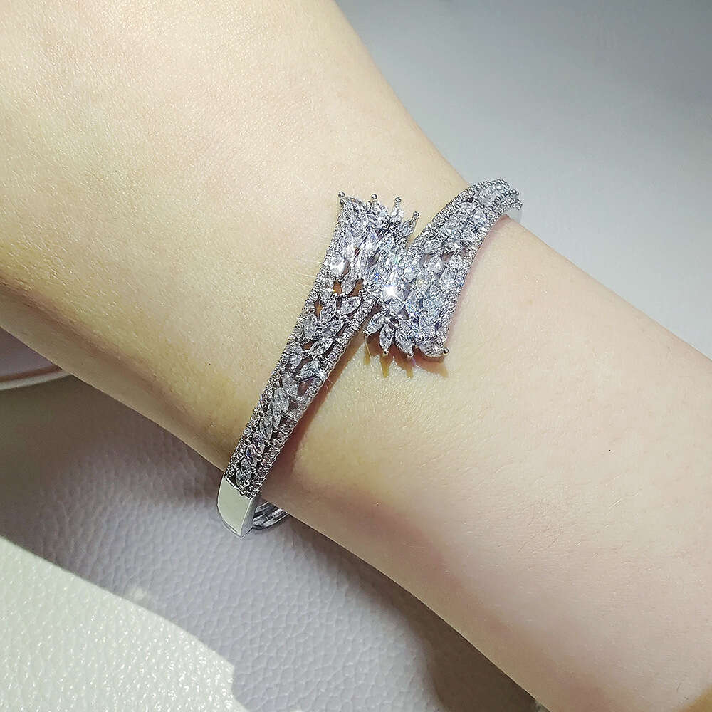 New Zircon Leaf High End Fashion Open Bracelet Simple and Elegant Daily Commute Versatile jewelry wedding rings Style
