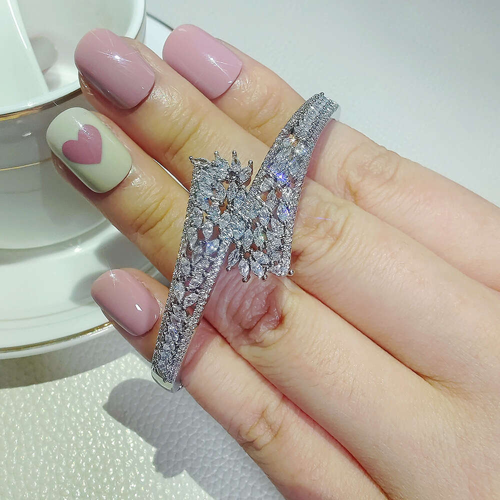 New Zircon Leaf High End Fashion Open Bracelet Simple and Elegant Daily Commute Versatile jewelry wedding rings Style