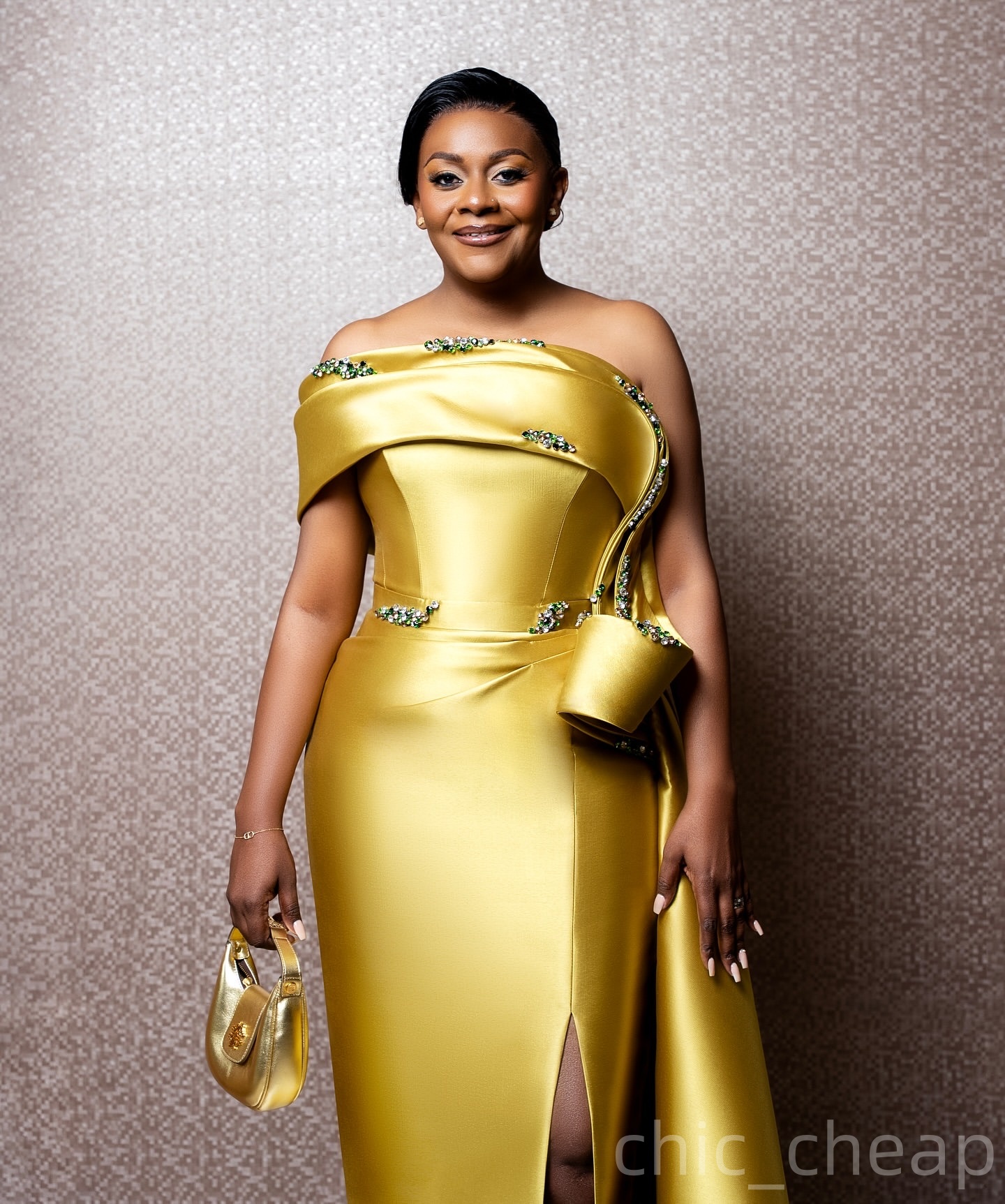 2025 Plus Size Gold Sheath Mother Of Bride Dresses Beaded Crystals Satin Prom Evening Party Mama's Dress Vintage 50's Birthday Wedding Guest